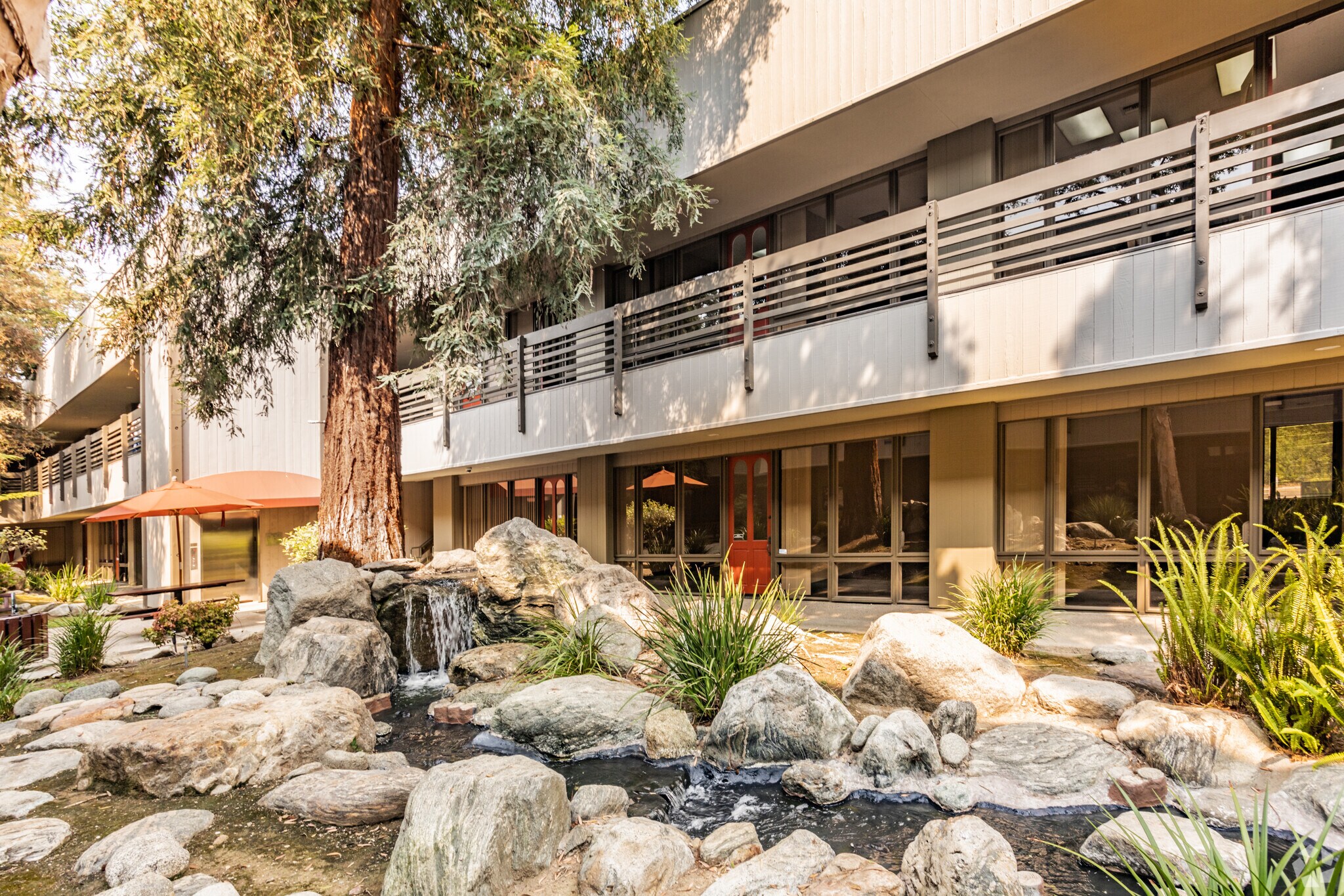 1370 N Brea Blvd, Fullerton, CA à louer Photo principale– Image 1 sur 6