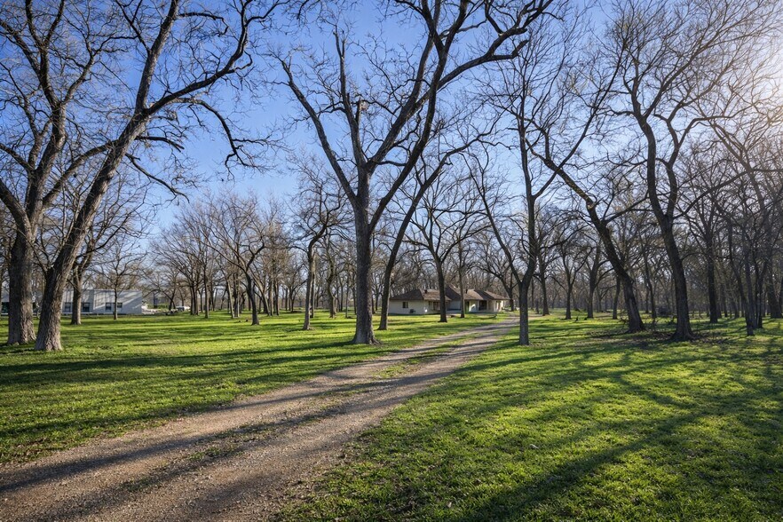 75 County Road 129, Taylor, TX à vendre - Photo de l’immeuble – Image 2 sur 20