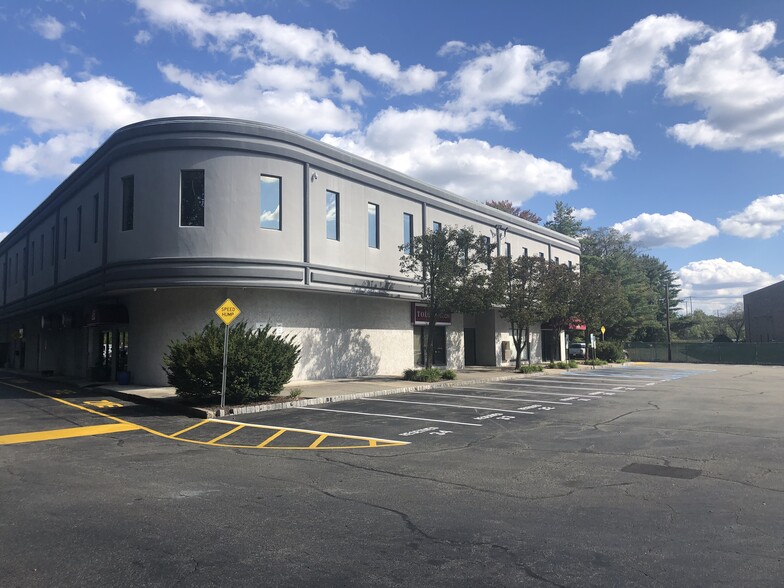 376 Hollywood Ave, Fairfield, NJ à louer - Photo de l’immeuble – Image 1 sur 12