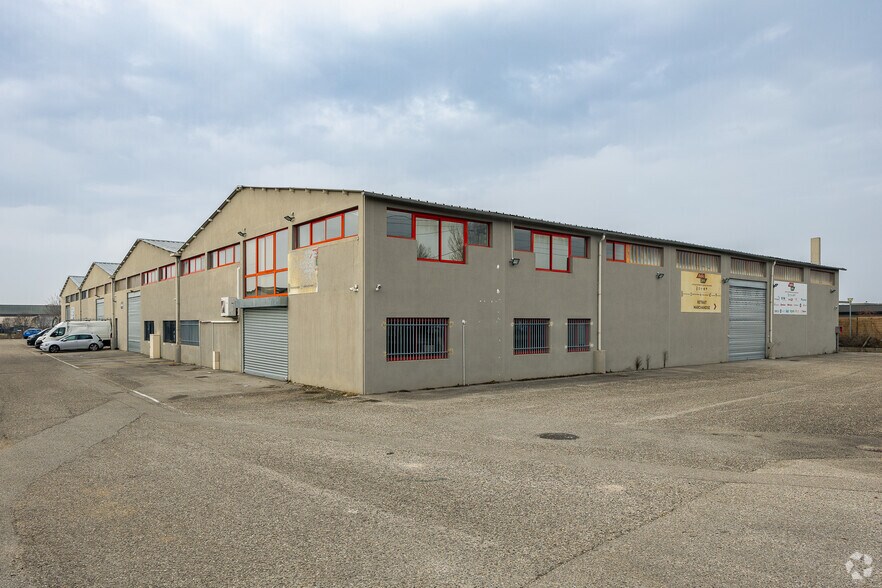 Local d’activités dans Décines-Charpieu à louer - Photo principale – Image 1 sur 2