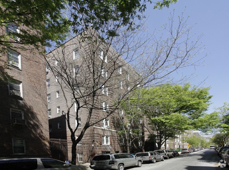 35-30 81st St, Jackson Heights, NY à louer - Photo de l’immeuble – Image 3 sur 8