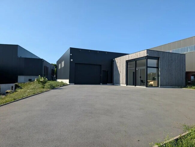 Plus de détails pour Local d'activités à louer