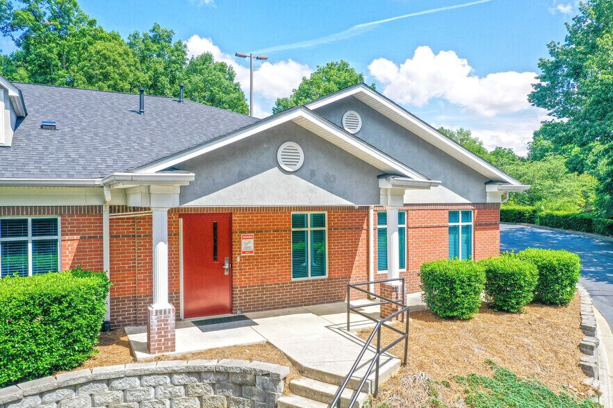8050 Corporate Center Dr, Charlotte, NC à louer - Photo de l’immeuble – Image 3 sur 10