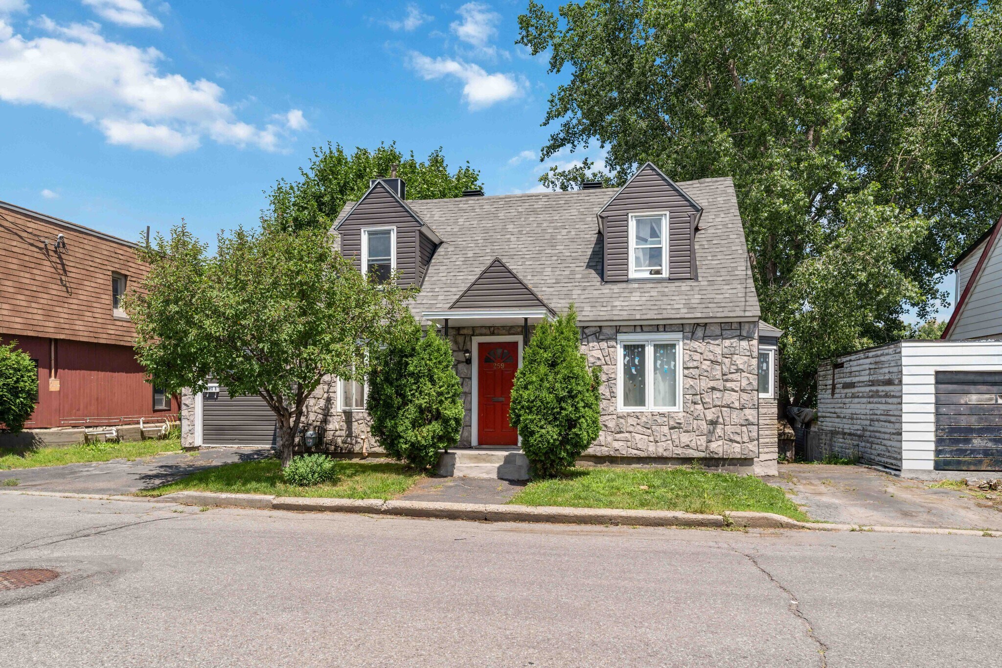 259 Bradley Av, Ottawa, ON à vendre Photo principale– Image 1 sur 4