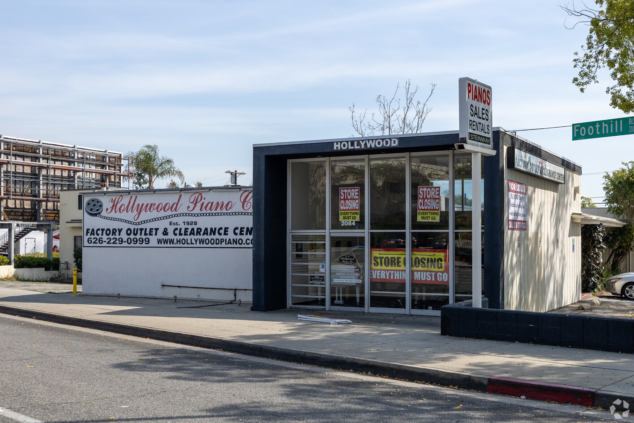 2084 E Foothill Blvd, Pasadena, CA à louer Photo principale– Image 1 sur 9