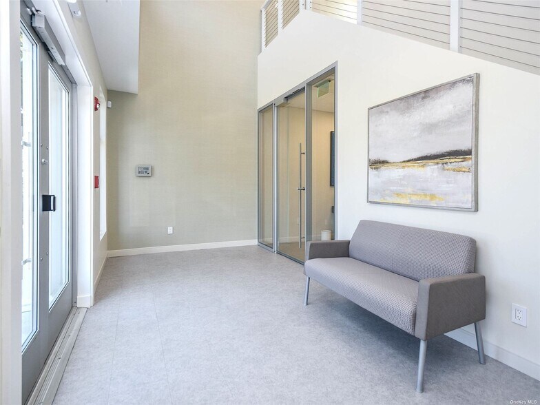 272 Plandome Rd, Manhasset, NY à louer - Photo intérieure – Image 3 sur 7