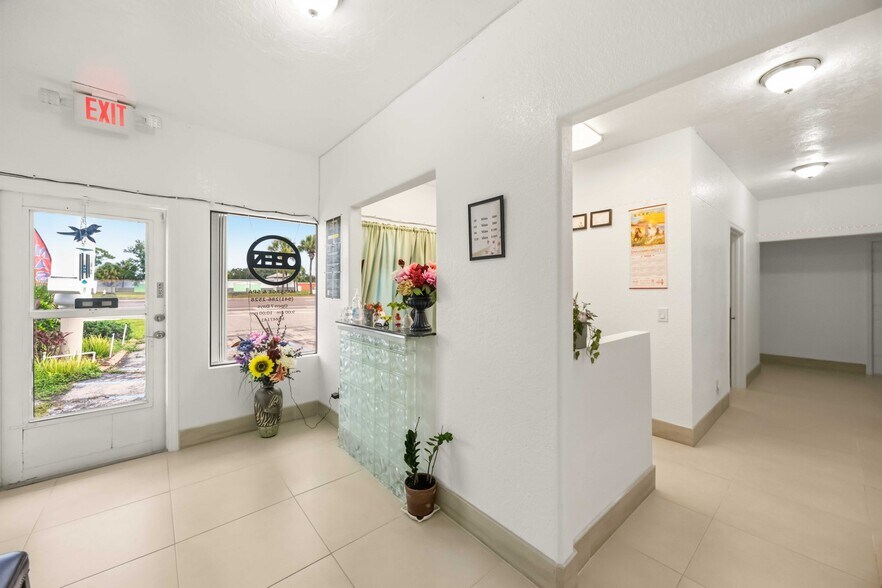 2081 Tamiami Trl, Port Charlotte, FL à vendre - Photo de l’immeuble – Image 2 sur 35