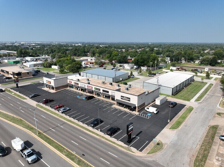 601-617 S Broadway, Edmond, OK à louer – Image 2 sur 9