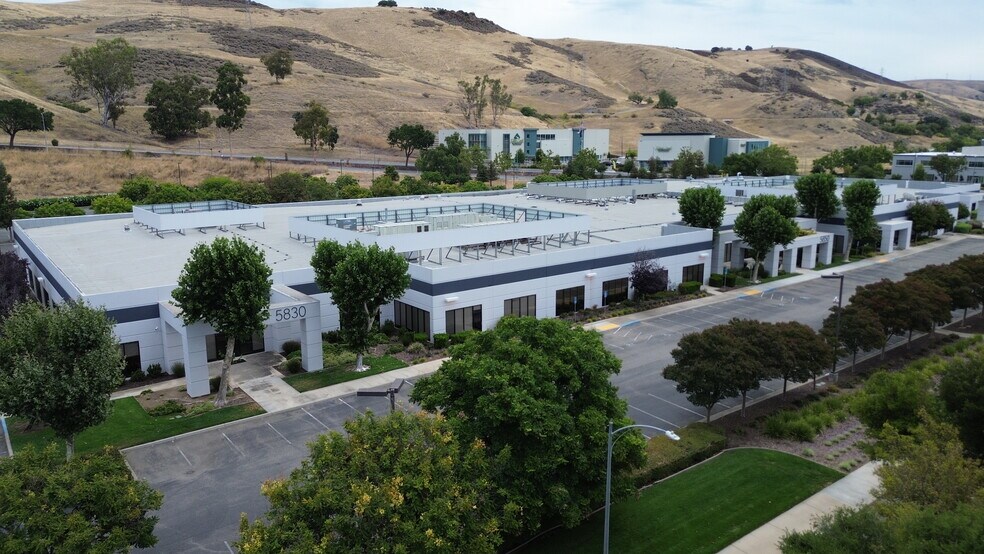 5830-5870 Hellyer Ave, San Jose, CA à louer - Photo de l’immeuble – Image 2 sur 3