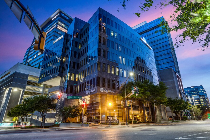 2525 McKinnon St, Dallas, TX à louer - Photo de l’immeuble – Image 3 sur 10