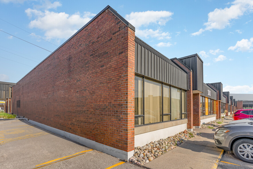 330 Esna Park Dr, Markham, ON à vendre - Photo de l’immeuble – Image 2 sur 7