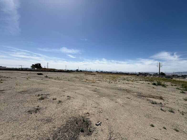 45711 Division St, Lancaster, CA à louer - Photo principale – Image 1 sur 16