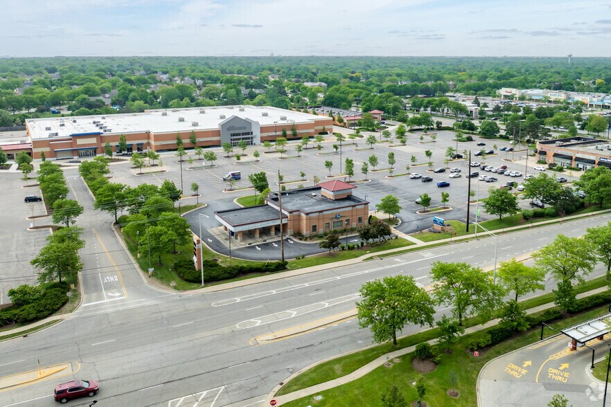 121 N Barrington Rd, Schaumburg, IL à vendre - Photo de l’immeuble – Image 2 sur 5
