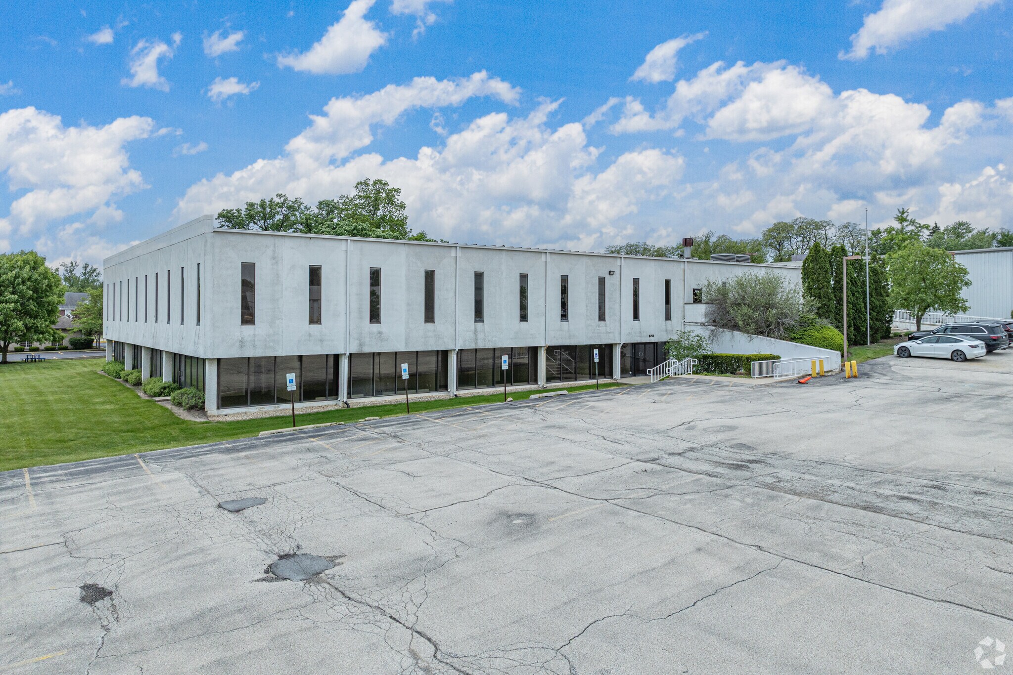 8255 Lemont Rd, Darien, IL à louer Photo principale– Image 1 sur 6