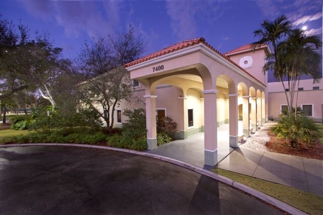 7400 SW 87th Ave, Miami, FL à louer - Photo de l’immeuble – Image 1 sur 21