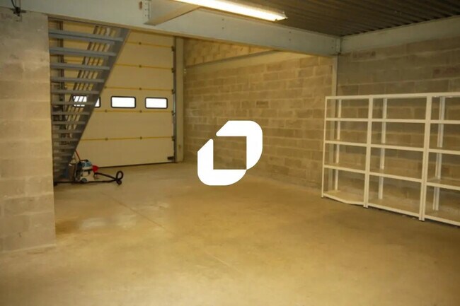 Plus de détails pour Local d'activités à louer