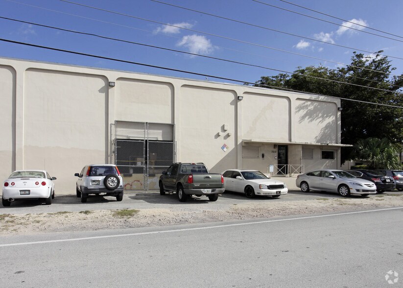 7215 W 20th Ave, Hialeah, FL à louer - Photo de l’immeuble – Image 3 sur 8