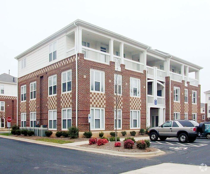 710 Northeast Dr, Davidson, NC à louer - Photo de l’immeuble – Image 1 sur 14