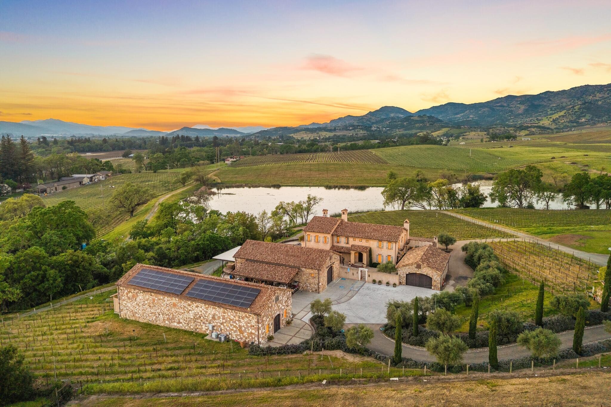 1096 Hardman Ave, Napa, CA à vendre Photo principale– Image 1 sur 64