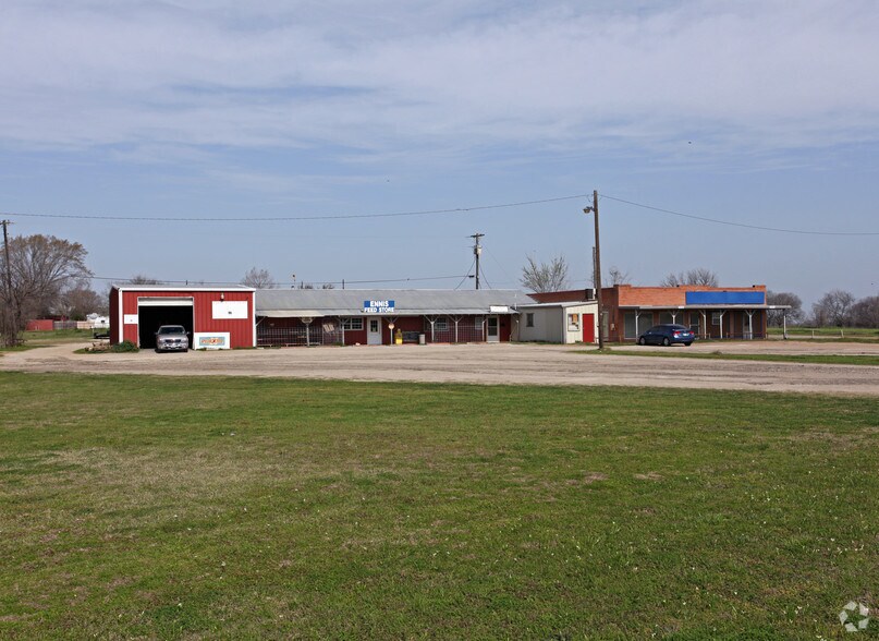 1610 E Ennis Ave, Ennis, TX à vendre - Photo de l’immeuble – Image 1 sur 10