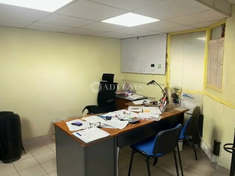 Local d’activités dans Saint-Pierre-des-Corps à louer - Photo de l’immeuble – Image 3 sur 4