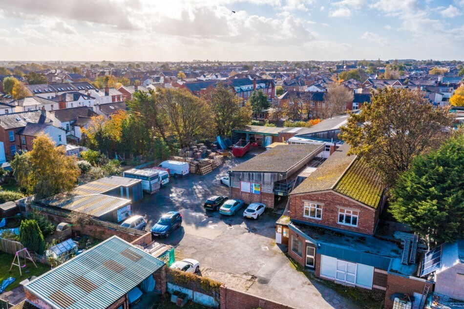 95A Linaker St, Southport à louer Photo principale– Image 1 sur 5