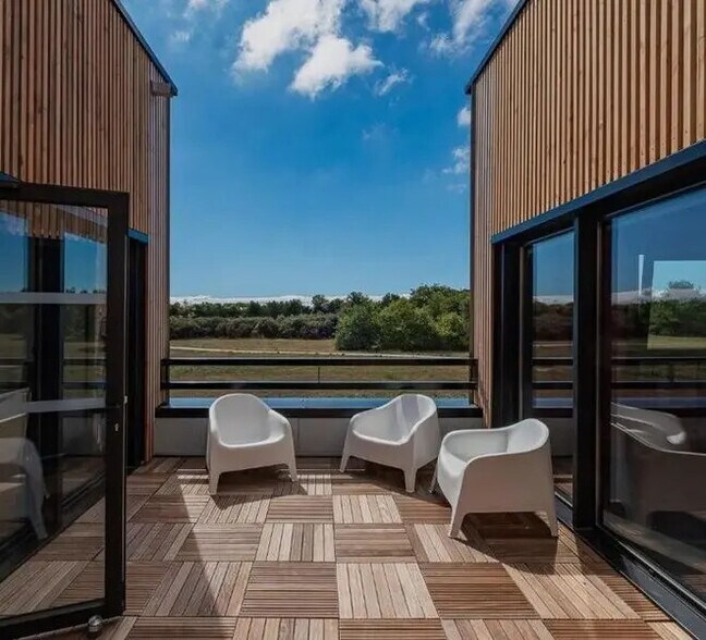 Local d'activités dans Saint-Genis-Laval à vendre - Photo de l’immeuble – Image 2 sur 2