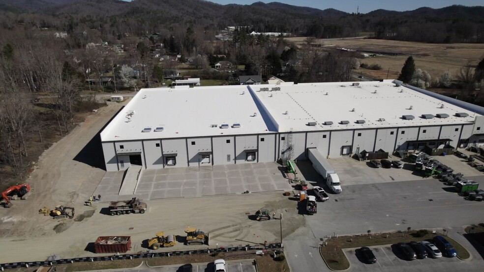 21 Welcome St, Brevard, NC à louer - Vidéo sur l’annonce professionnelle – Image 2 sur 16