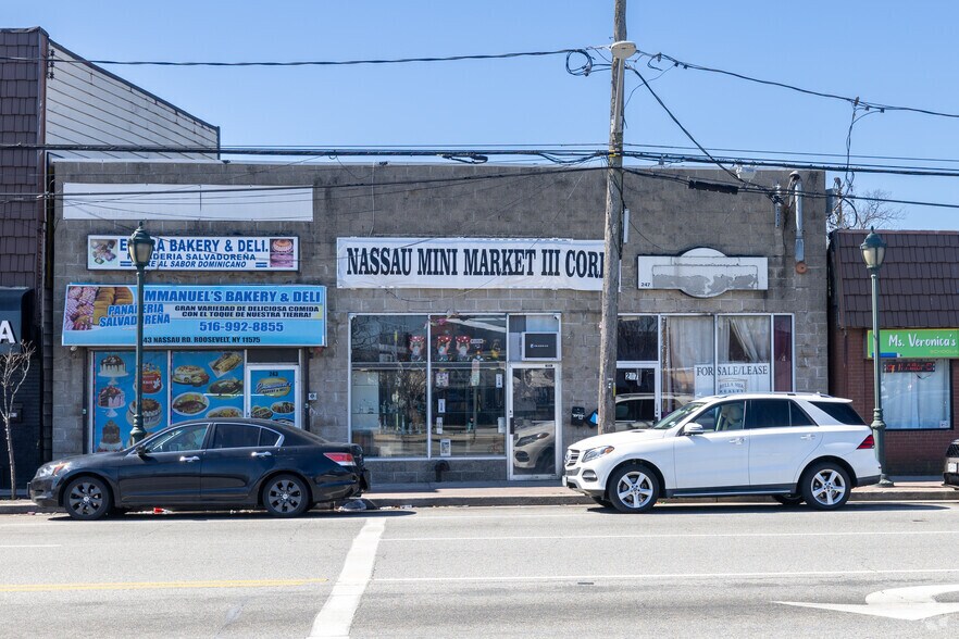 249 Nassau Rd, Roosevelt, NY à vendre - Photo principale – Image 1 sur 1