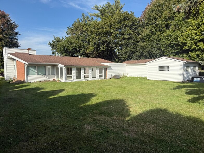 806 Penny Ave, East Dundee, IL à louer - Photo de l’immeuble – Image 2 sur 20