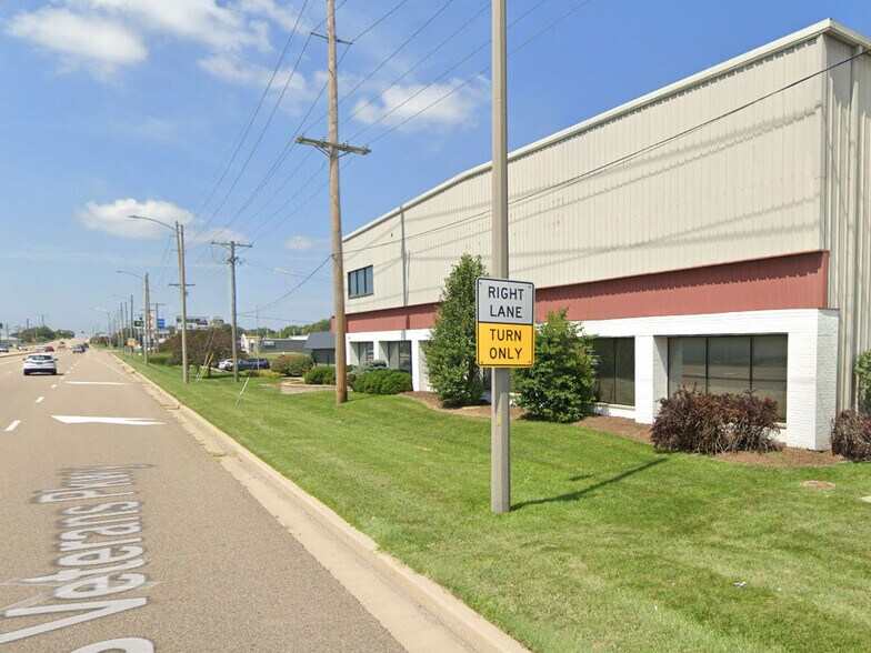 1703 S Veterans Pky, Bloomington, IL à vendre - Photo de l’immeuble – Image 3 sur 14