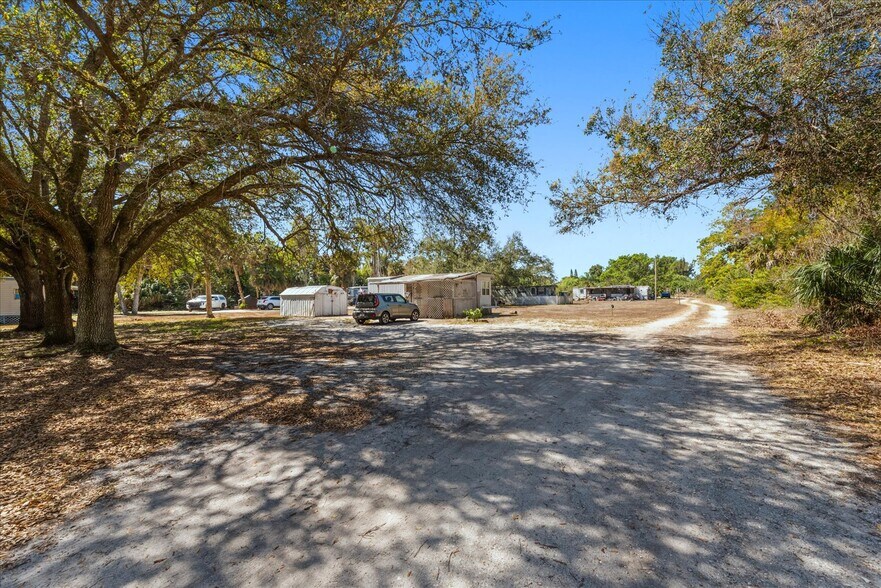 380 San Jose St, North Fort Myers, FL à vendre - Photo de l’immeuble – Image 2 sur 35