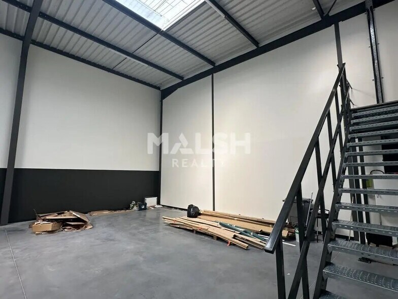 Bureau dans Décines-Charpieu à louer - Photo de l’immeuble – Image 3 sur 6