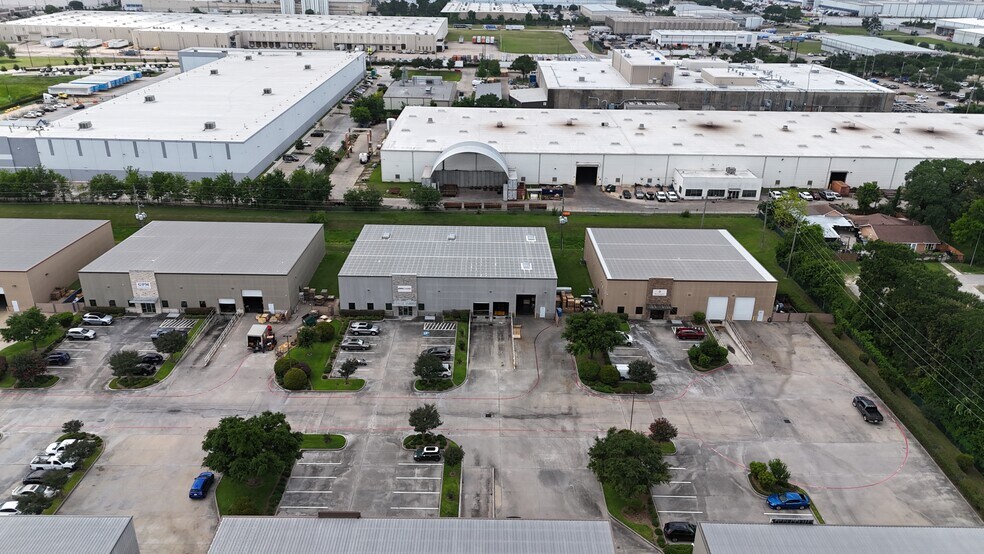 5609 Campbell Rd, Houston, TX à louer - Photo de l’immeuble – Image 2 sur 4