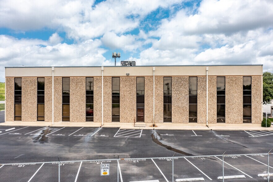 10715 Gulfdale St, San Antonio, TX à vendre - Photo de l’immeuble – Image 3 sur 9