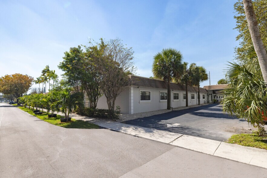 151 SW 1st St, Dania Beach, FL à louer - Photo de l’immeuble – Image 2 sur 48