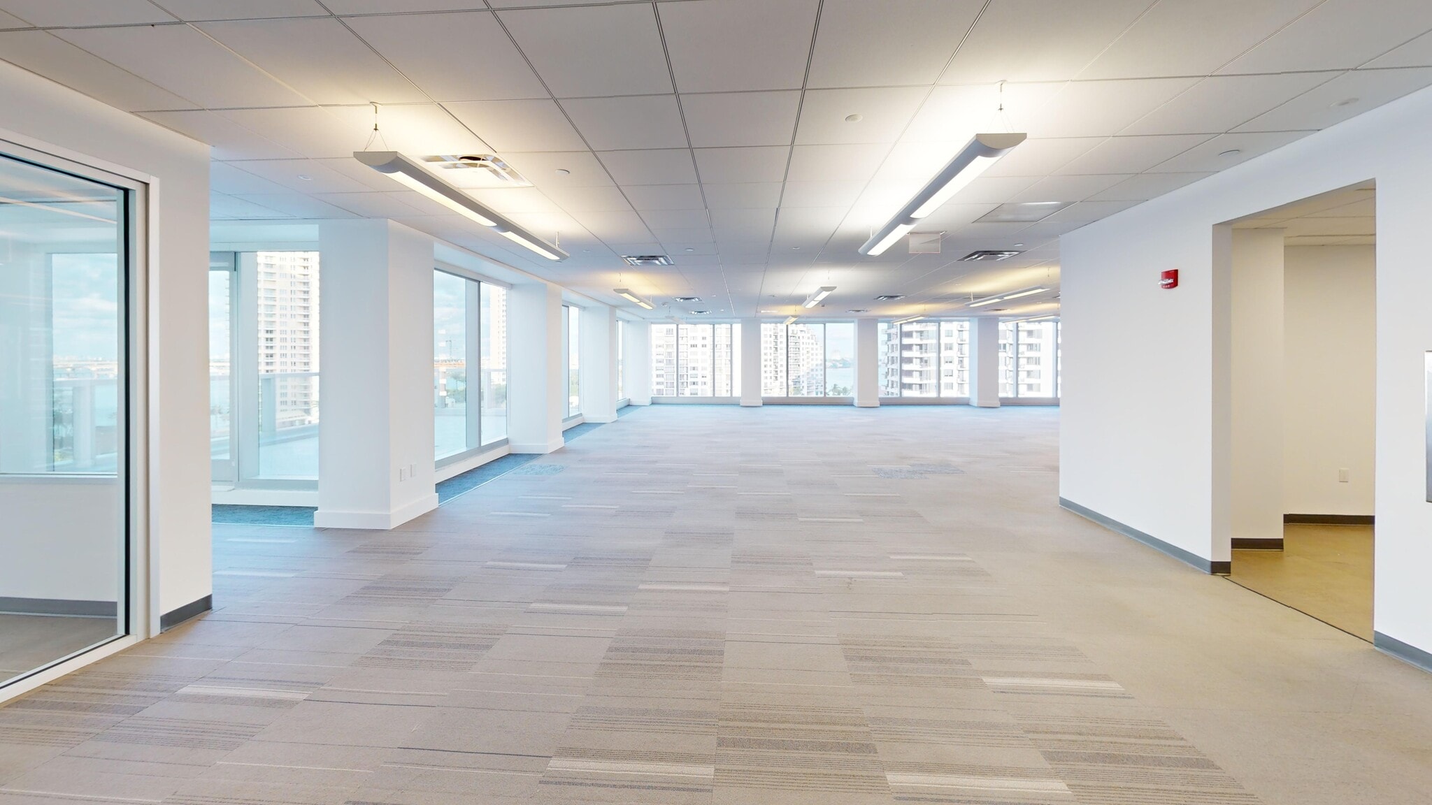 501 Brickell Key Dr, Miami, FL à louer Photo de l’immeuble– Image 1 sur 14