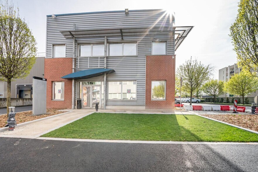 Local d’activités dans Le Blanc-Mesnil à louer - Photo de l’immeuble – Image 2 sur 15