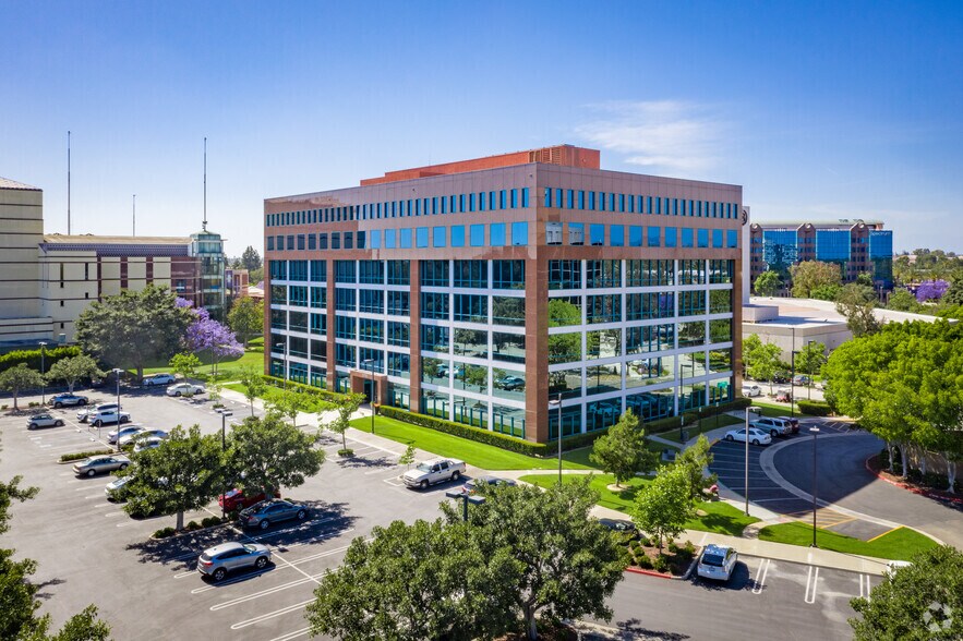 12750 Center Court Dr, Cerritos, CA à louer - Photo de l’immeuble – Image 2 sur 15