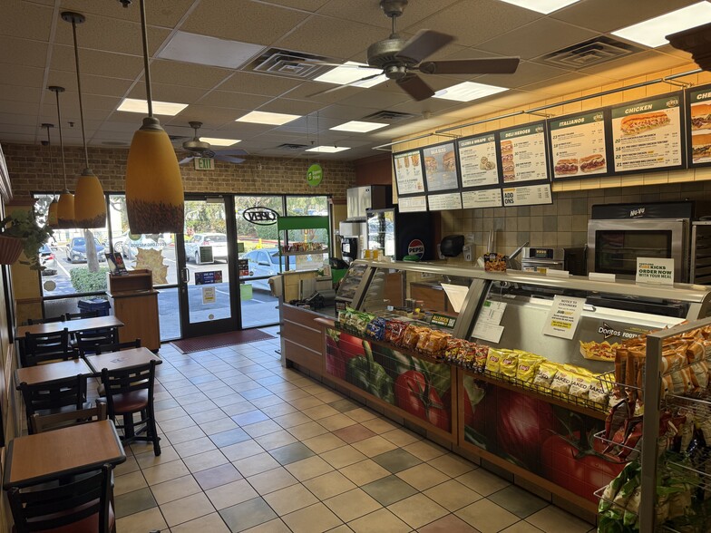 2708 Loker Ave W, Carlsbad, CA à louer - Hall d’entrée – Image 3 sur 7