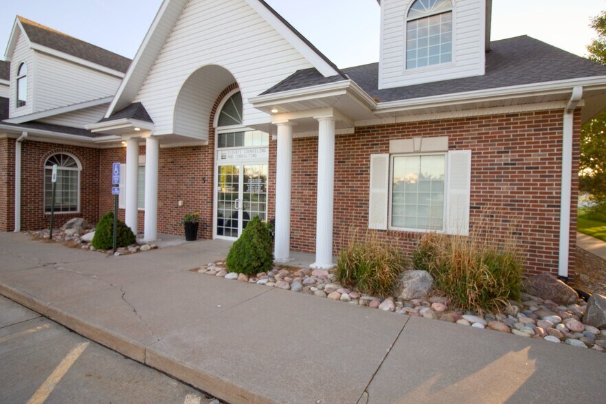 5308 Parklane Pl, Kearney, NE à vendre - Photo de l’immeuble – Image 2 sur 33