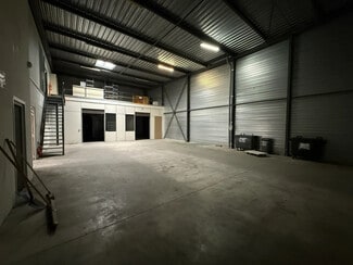Plus de détails pour Local d'activités à louer