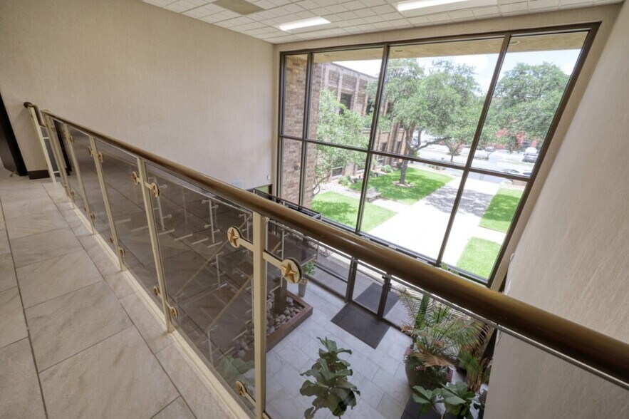 2929 Mossrock Dr, San Antonio, TX à louer - Photo intérieure – Image 3 sur 36