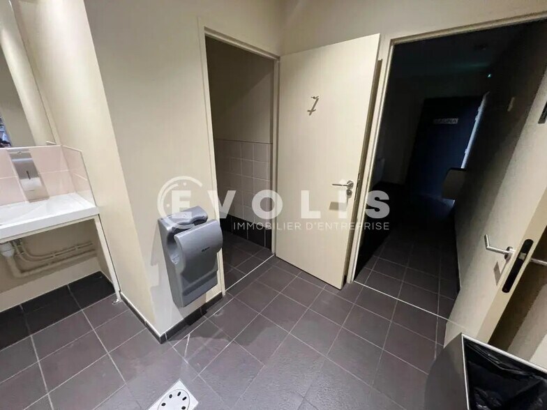 Local d'activités dans Miribel à vendre - Photo de l’immeuble – Image 3 sur 32