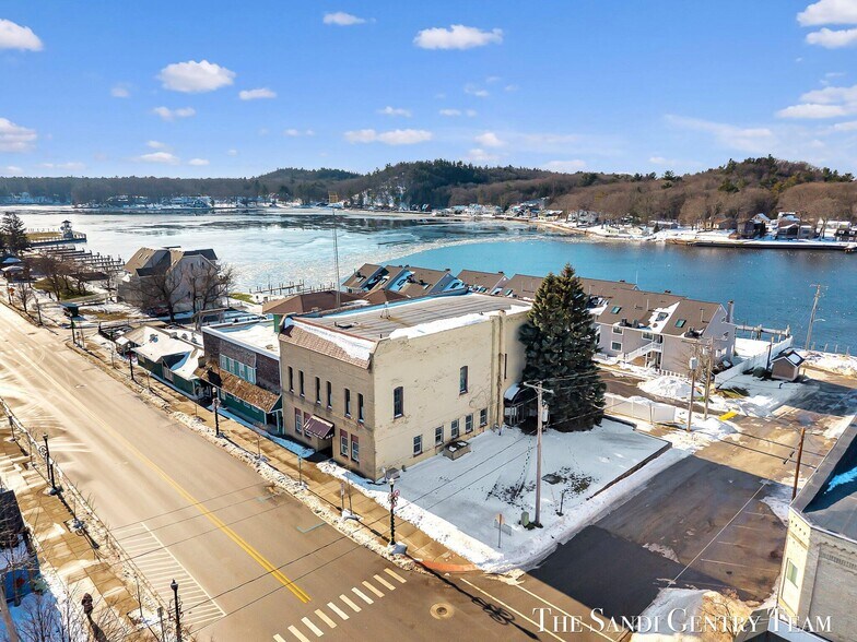 327 S Hancock St, Pentwater, MI à vendre - Photo de l’immeuble – Image 2 sur 2