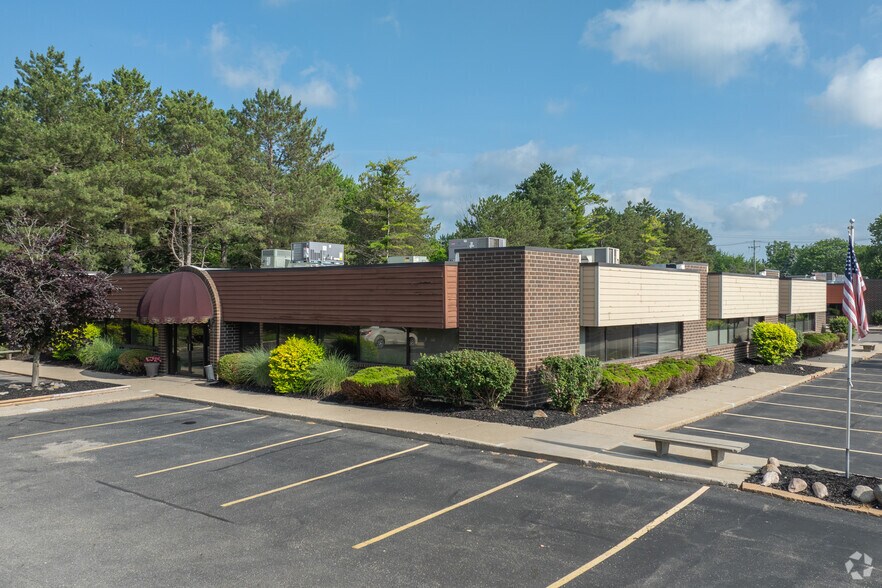 411 W Lake Lansing Rd, East Lansing, MI à louer - Photo de l’immeuble – Image 2 sur 7
