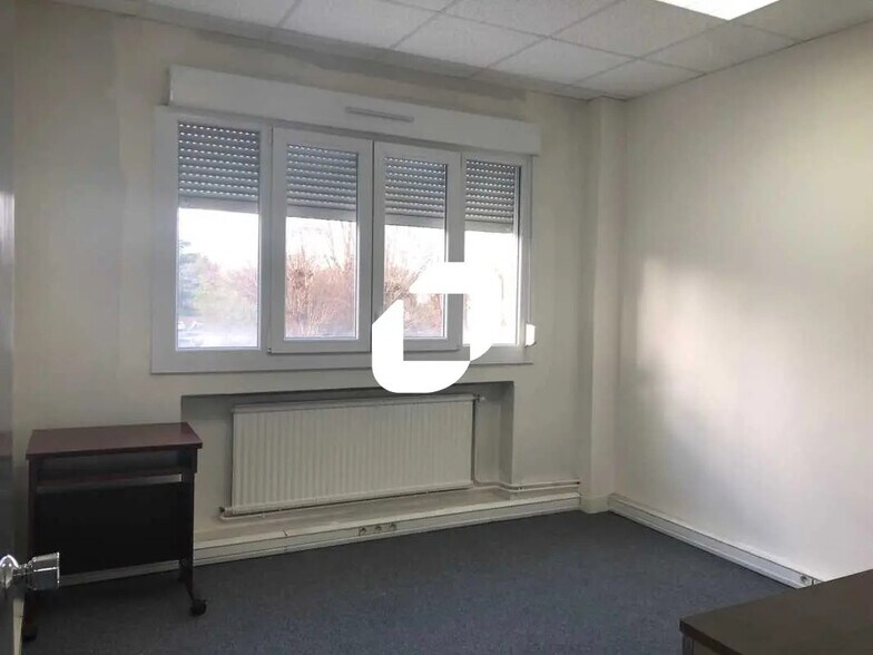 Bureau dans Le Plessis-Bouchard à louer - Photo de l’immeuble – Image 3 sur 10