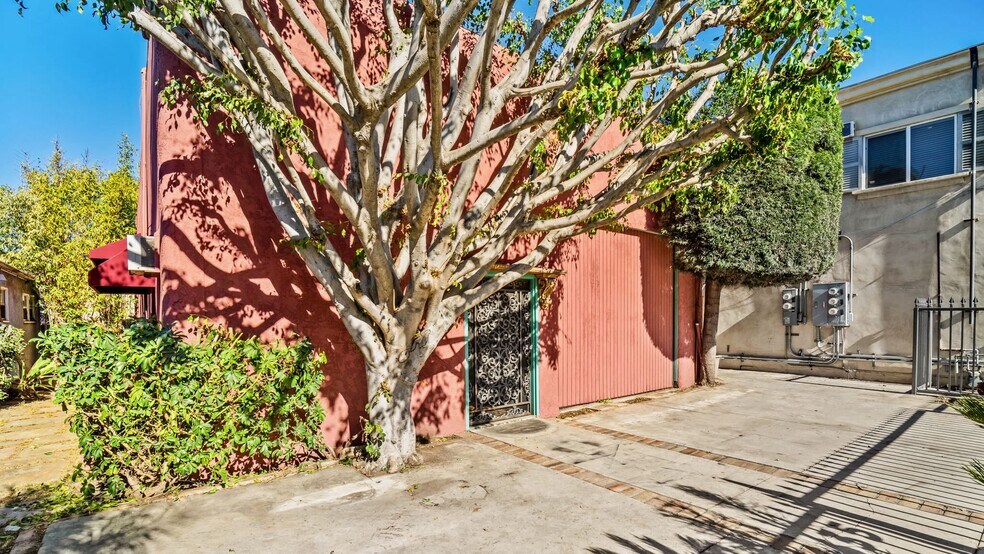 4635 E Anaheim St, Long Beach, CA à vendre - Photo de l’immeuble – Image 1 sur 37