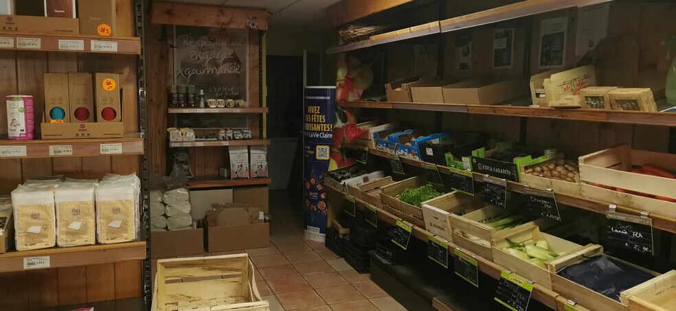 Local commercial dans Châteaudouble à louer - Photo de l’immeuble – Image 2 sur 2