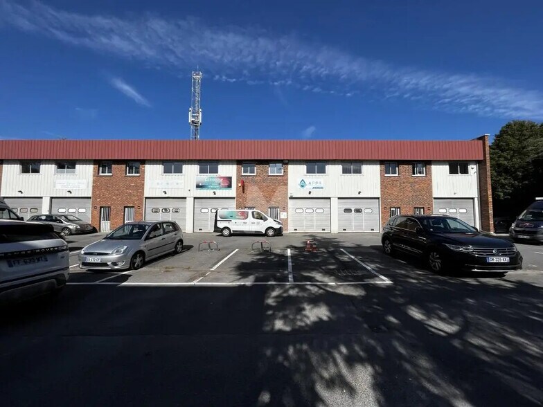 Local d’activités dans Lisses à louer - Photo de l’immeuble – Image 2 sur 4